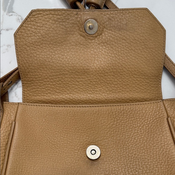 Elegant Longchamp Tan Leather Crossbody Bag - Picture 5 of 16